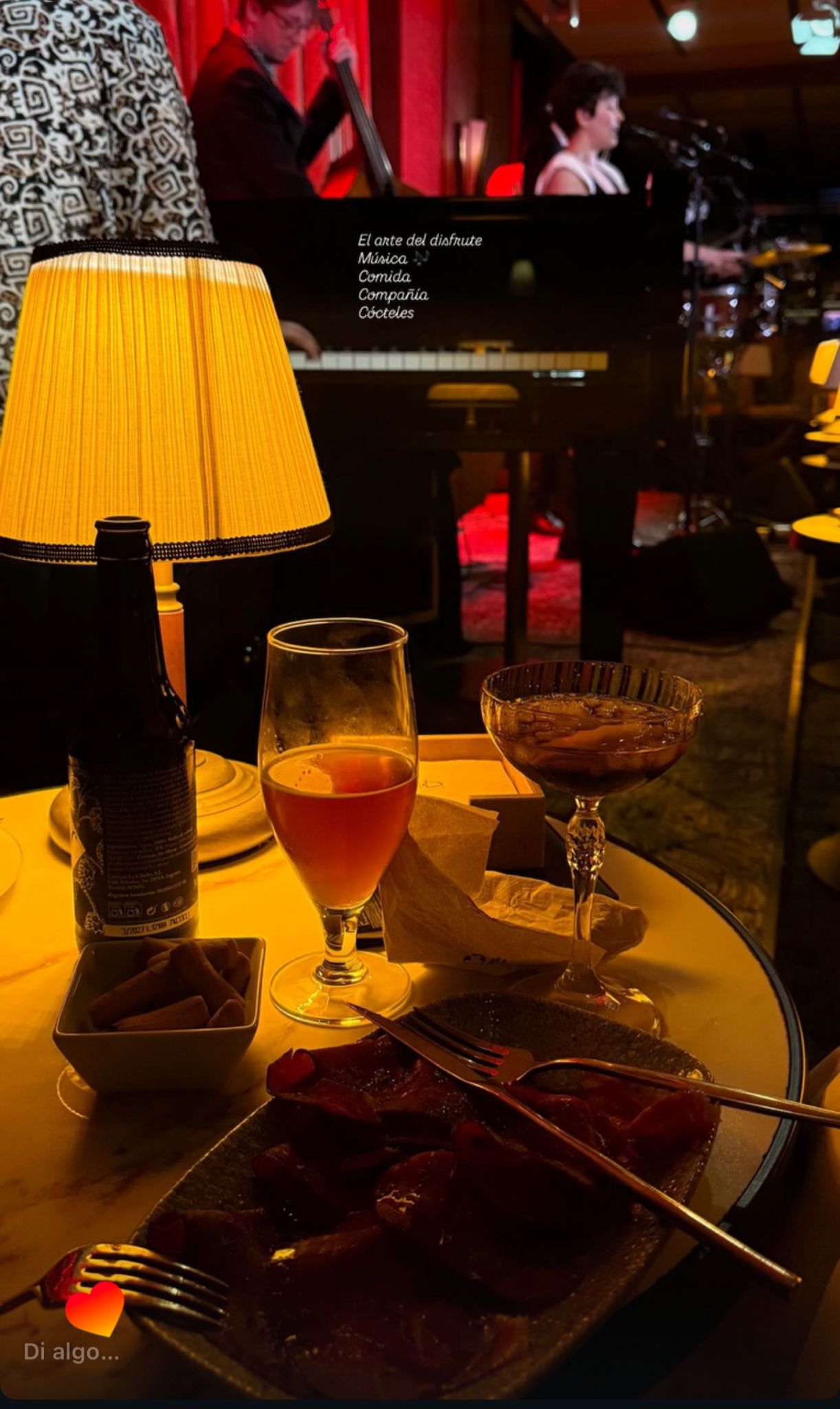 Mesa con cerveza artesanal y cóctel en Willy HiFi Bar